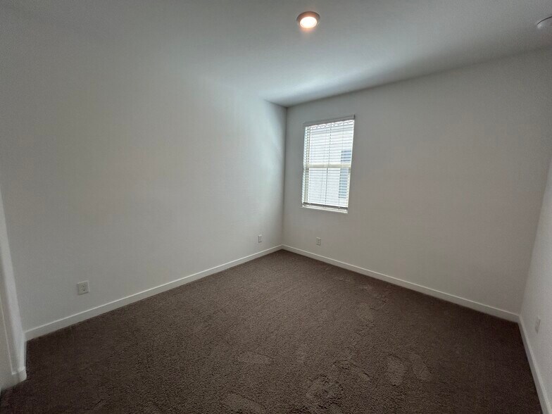 Building Photo - 1168 E Sabino Dr