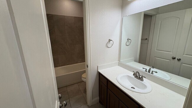 Building Photo - 610 Alderwood Ct