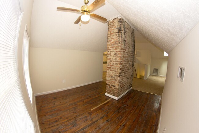 Building Photo - 287 Morton Ave