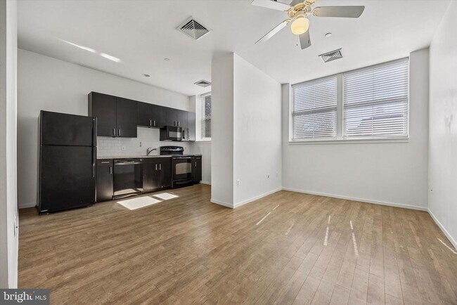 Building Photo - 1015 W Lancaster Ave