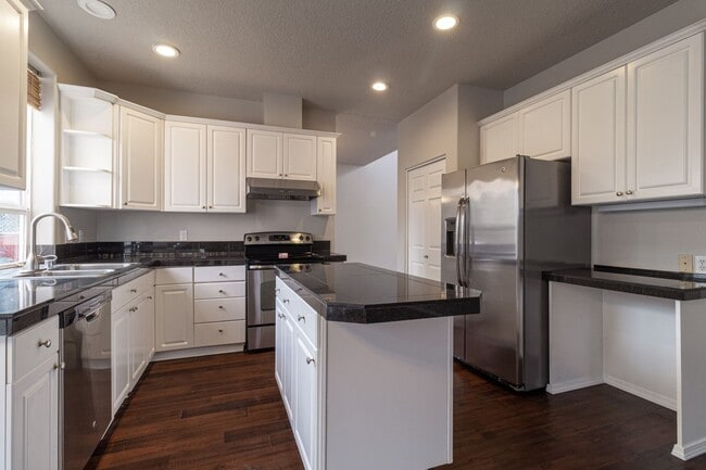 Building Photo - Beautiful 4 bedroom, 2.5 bathroom-Union Hi...