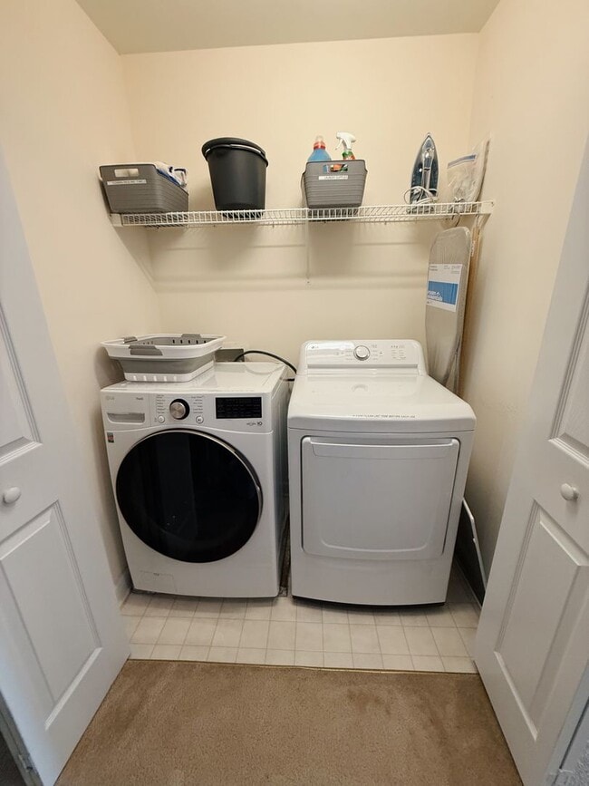 Building Photo - Spacious 2-Bedroom Townhome in Amenity-Ric...