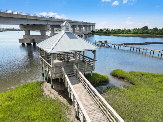 Building Photo - Coastal Comfort Awaits: Spacious 3-Bed, 3-Bath Townhouse in Surf City!