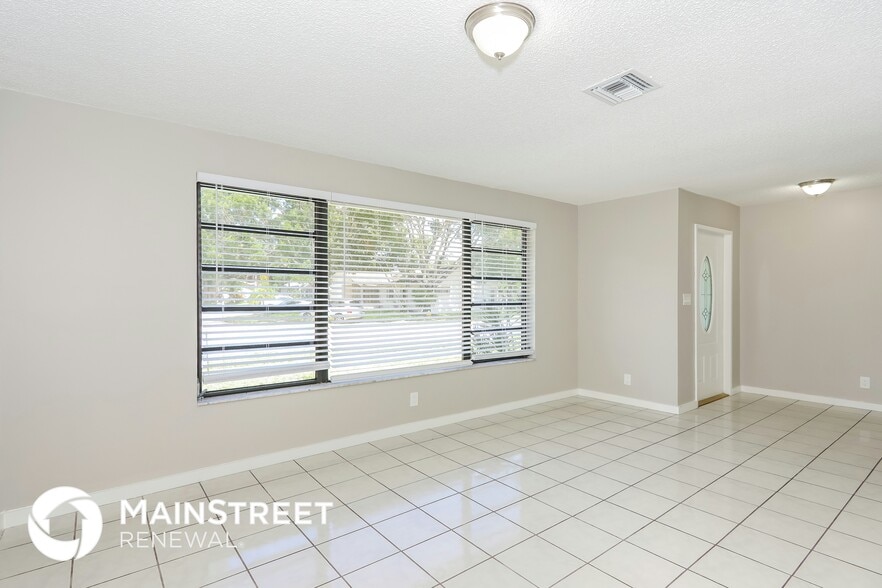 Building Photo - 4977 SW 11th Pl