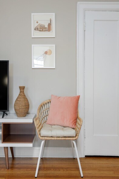 Building Photo - 807 W 48th St