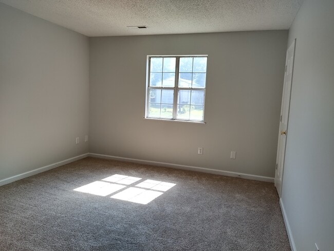 Building Photo - 779 Treasure Dr SW