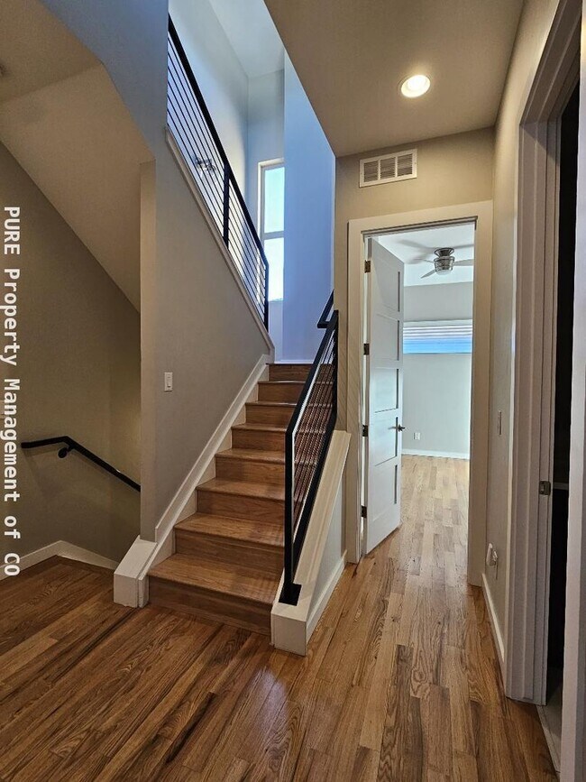 Building Photo - Beautiful 2 BR 4BA in the Highlands