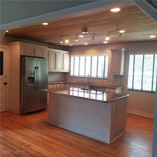 Building Photo - 1443 Sandra Dr
