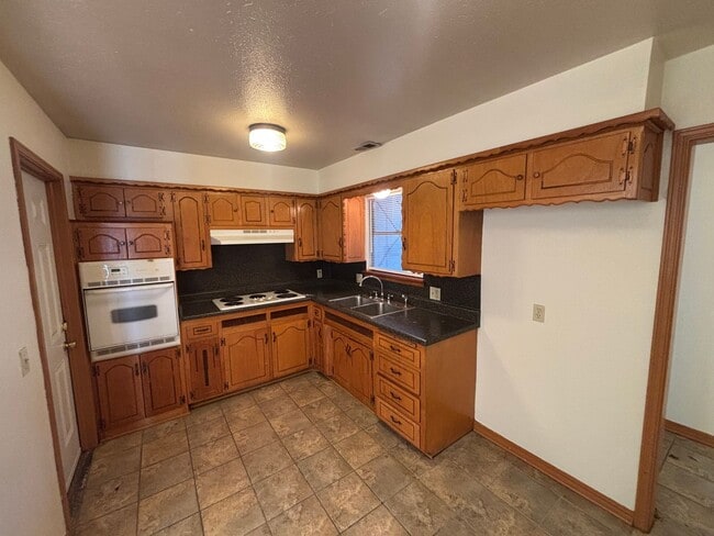 Building Photo - Wonderful 3 Bed 1.5 in Del City - *2 WEEKS FREE ON YOUR SECOND MONTH. FREE APPLICATIONS*