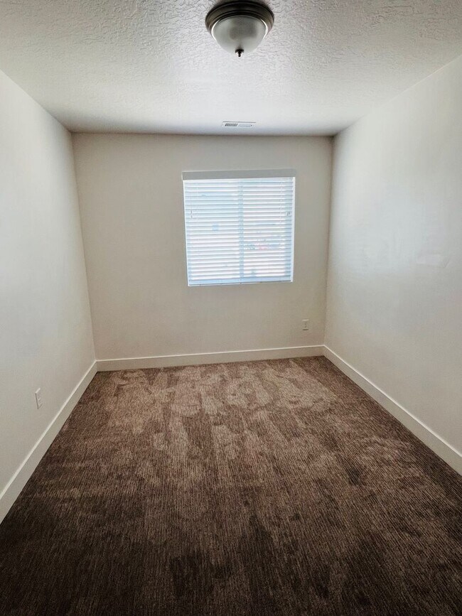 Building Photo - Beautiful new construction town home with ...