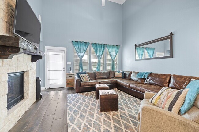 Building Photo - 525 Compania Cove