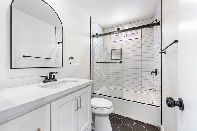 Building Photo - 223 Avenida Victoria