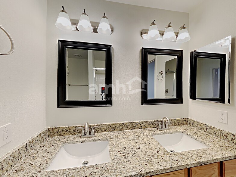 Building Photo - 4722 E Silverwood Dr