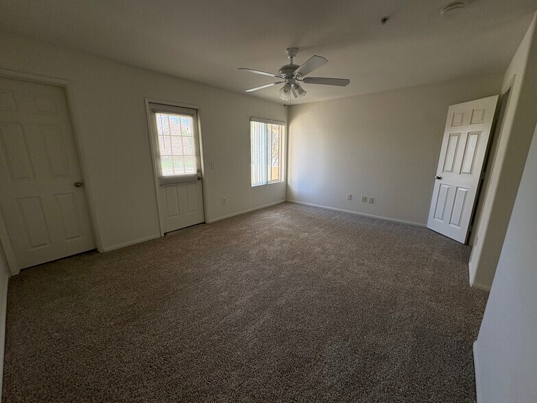 Master bedroom with 2 walk-in closets - 2946 S Campus Ave
