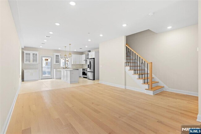 Building Photo - 45 Lincoln Ave