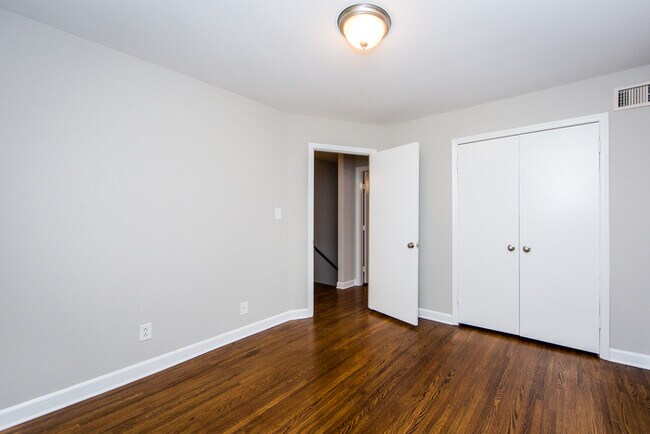 Building Photo - Charming 2BD/1BA Townhouse at Cotswold!