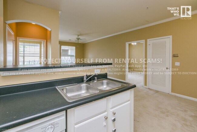 Building Photo - 4261 NE Meadowcreek Circle Unit#105, Fayet...