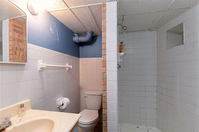 Building Photo - 1944 Hunting Ave