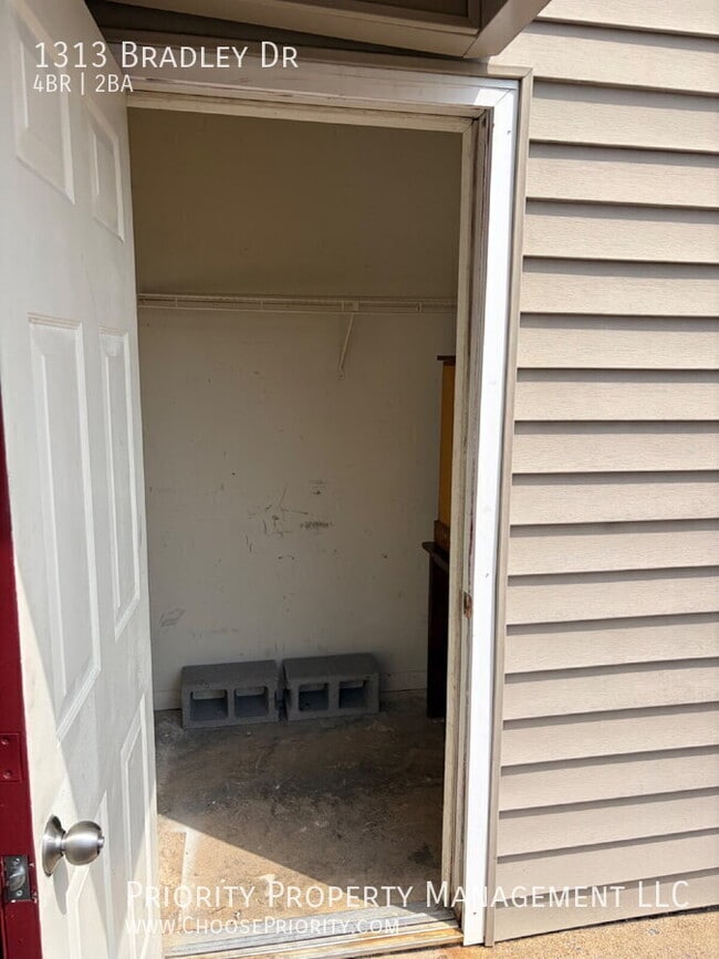 Building Photo - 1313 Bradley Dr