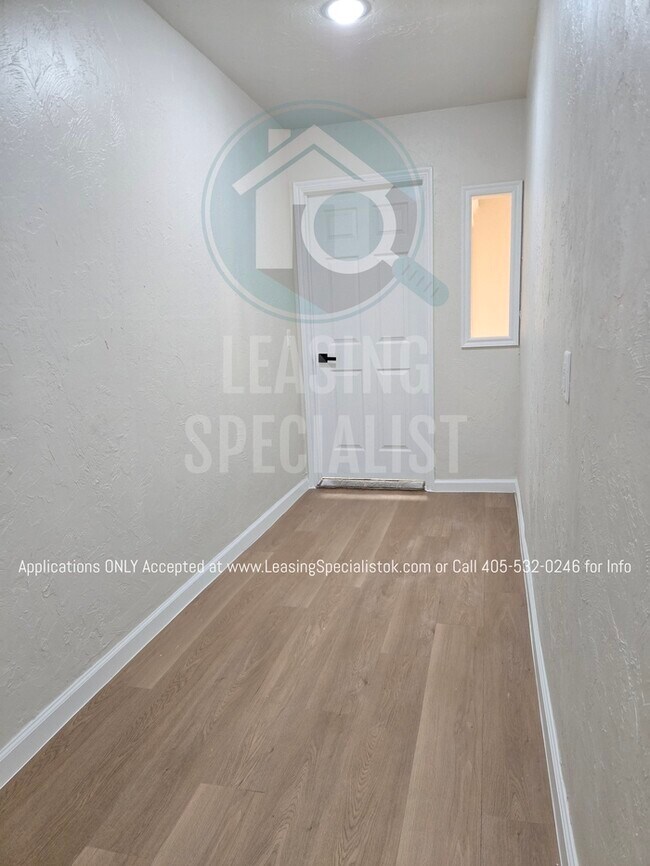 Building Photo - Spacious Village 3 Bed 2 Bath Home!