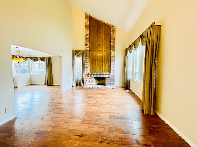 Building Photo - Beautiful 4 Bed 3 Bath + Huge Bonus Room A...