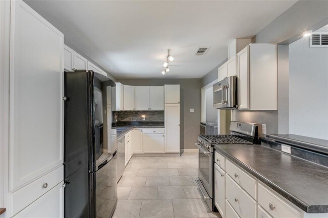 Building Photo - 847 Peavy Rd