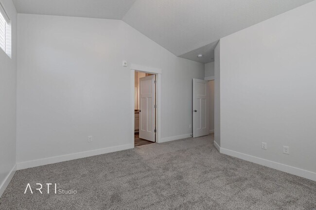 Building Photo - **Modern Comfort Awaits in Saratoga Spring...