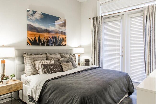 Building Photo - 1623 E 6th St