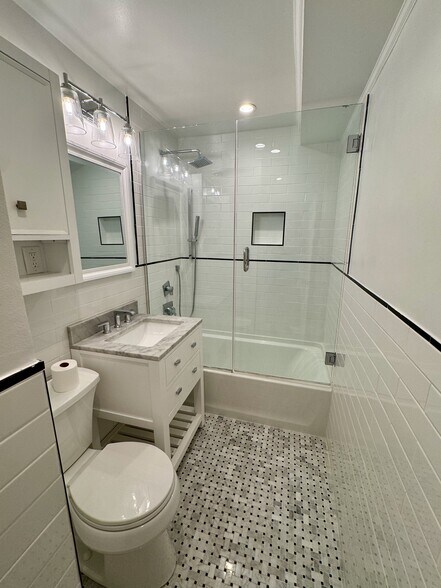 Building Photo - 215 5th St SE