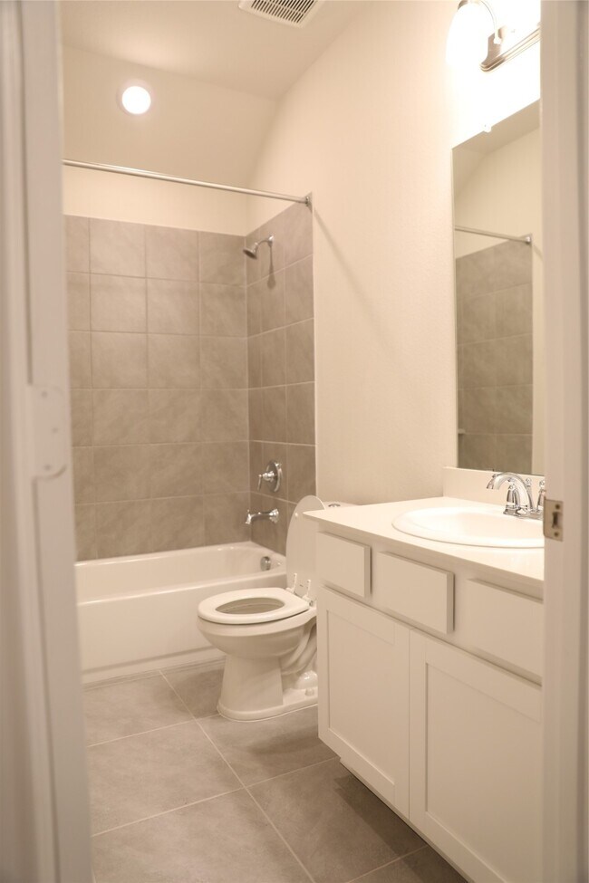 Building Photo - 523 Ellwood Terrace Ln