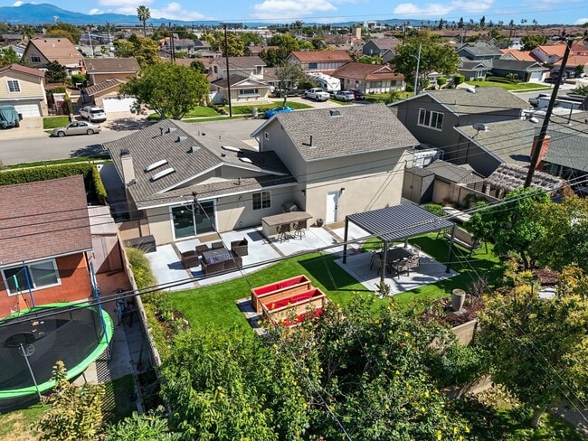 Building Photo - Modern Indoor / Outdoor Living with Resort-Style Yard & Bonus Suite