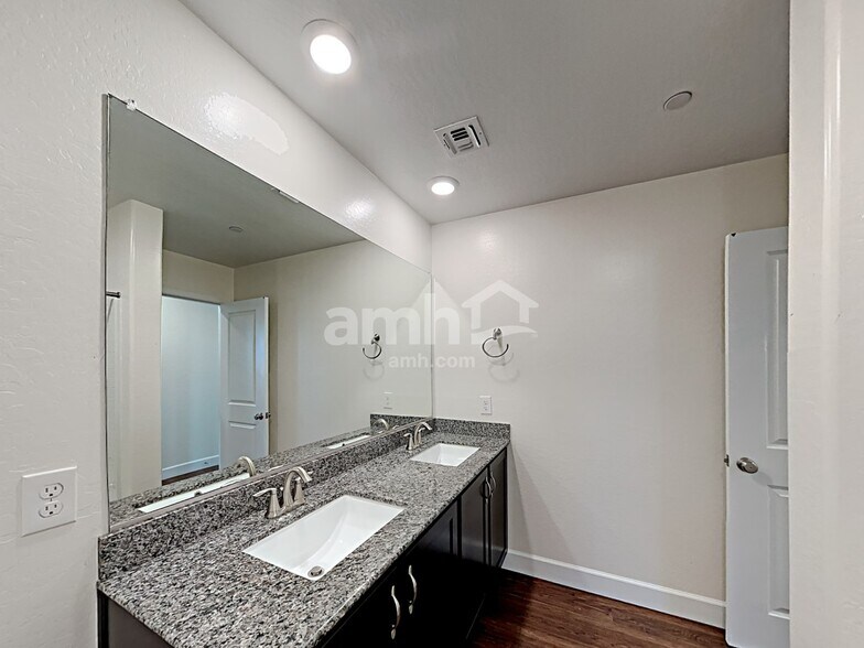 Building Photo - 5919 W Columbine Dr