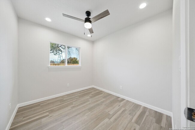 Building Photo - Charming Home Awaits: Spacious & Modern Li...