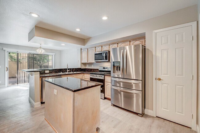 Building Photo - Gorgeous 2 Bedroom home in Desert Shores Racquet Club!
