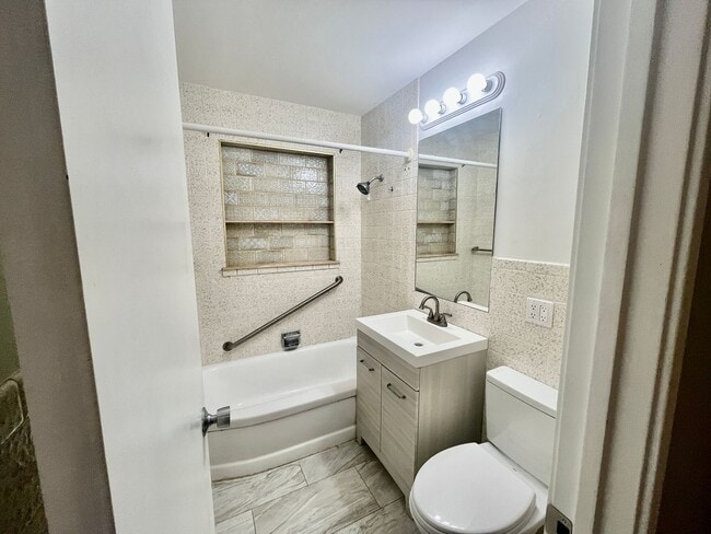 Building Photo - ** Move in Special** 3 bed 2 bath Ranch w/...