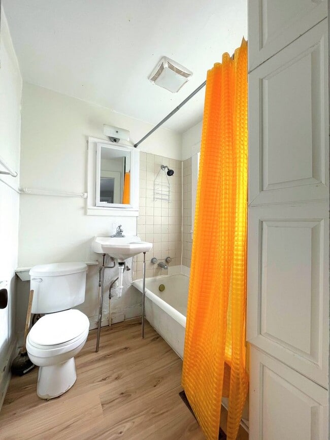 Building Photo - 112 N Plum St