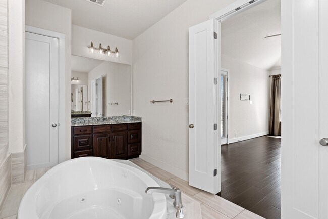 Building Photo - 4008 Canaleta