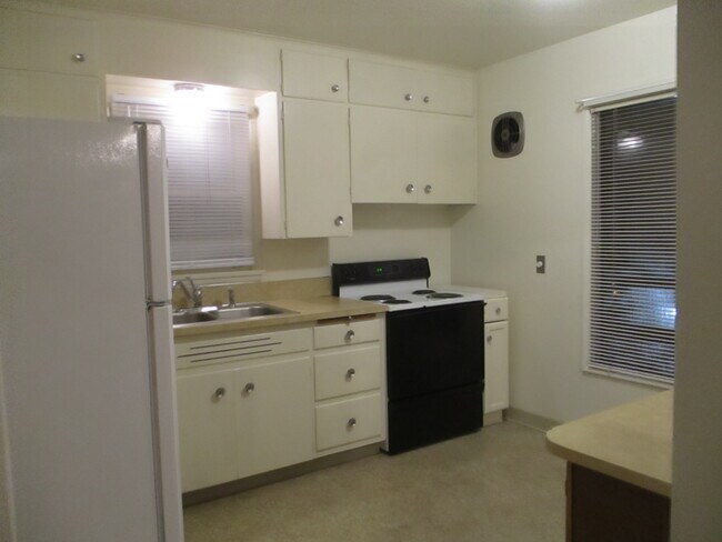 Building Photo - 704 Academy St