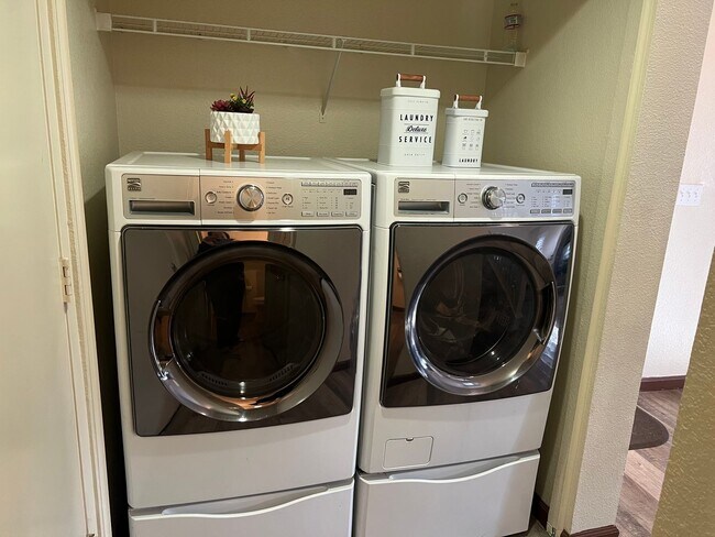 Building Photo - Charming Home in Las Palmas Community