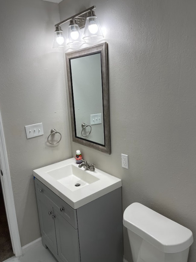 Building Photo - Newly Renovated 3 bed/2 bath - great location! MOVE IN SPECIAL!