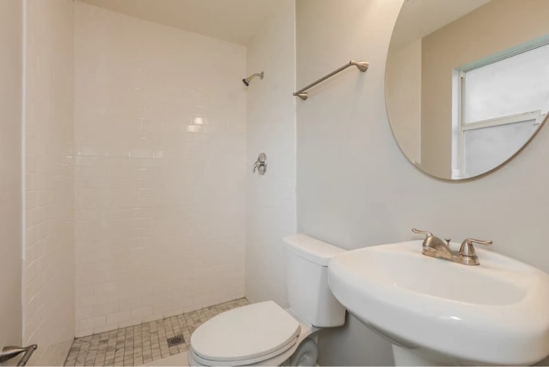 Building Photo - 813 E River Dr