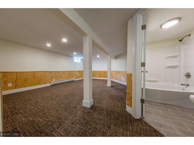 Building Photo - 950 County Rd D E