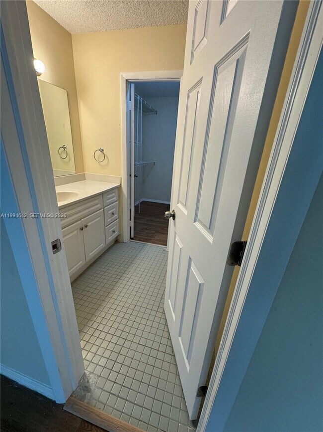 Building Photo - 14830 Naranja Lakes Blvd