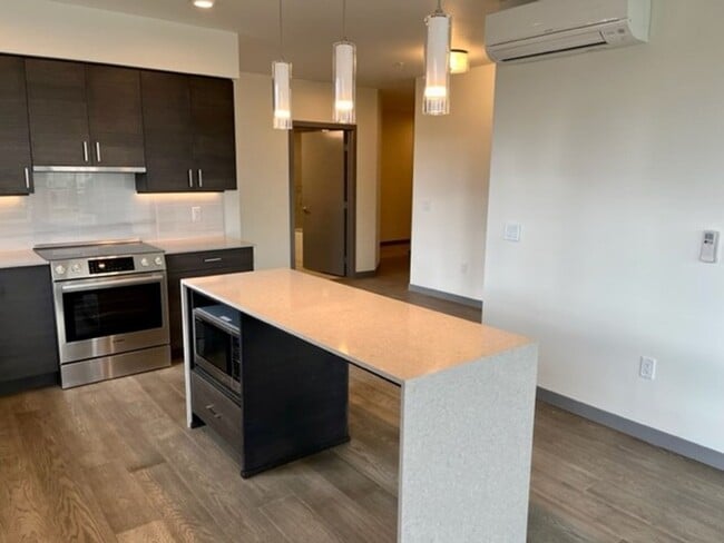 Building Photo - Jade Condominiums ~ Kirkland/Totem Lake