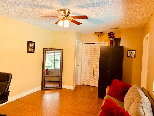 Building Photo - 109-1 SW 8th St