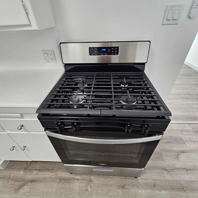 Building Photo - Beautiful Spacious 1 Bed/1 Bath Apartment with Parking $1775