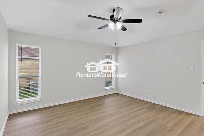Building Photo - MOVE IN READY COMPLETELY UPDATED - 3BED/2B...