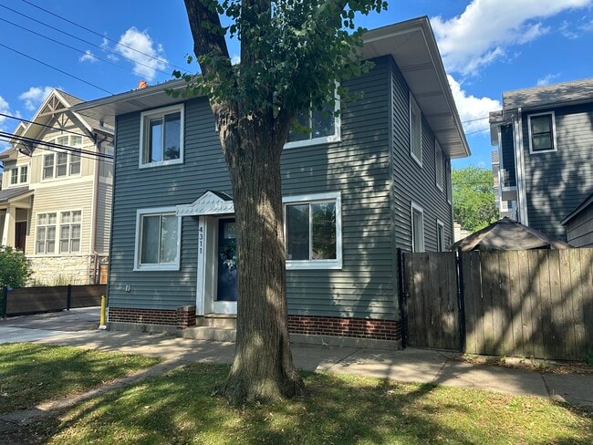 Primary Photo - 4311 N Claremont Ave