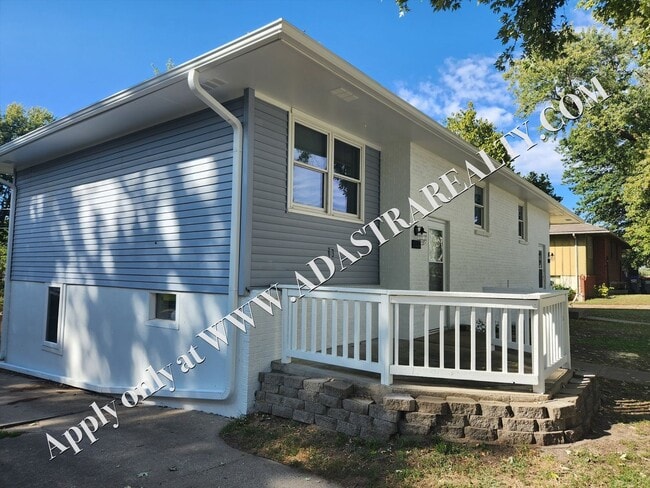 Building Photo - Nice Updated 2 Bed 1.5 Bath Duplex in Basehor-Available in MAY!!