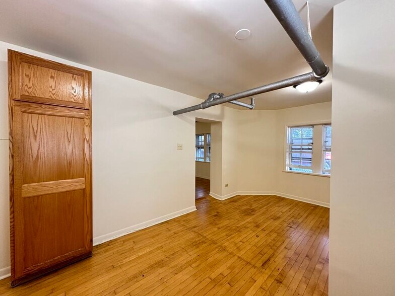 Building Photo - 2629 W Ainslie St